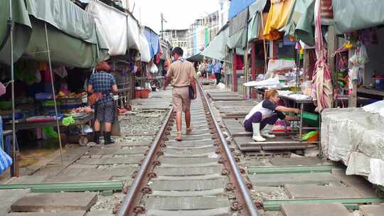 泰国曼谷美功铁路市场商贩