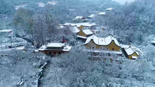 4K航拍飞来峰上天竺法喜禅寺雪景视频