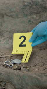 犯罪现场的数量、手和证据，用于调查、事故