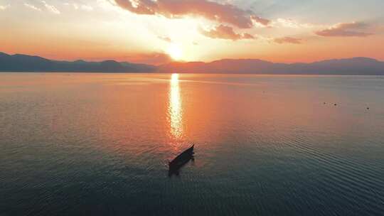抚仙湖渔船与落日