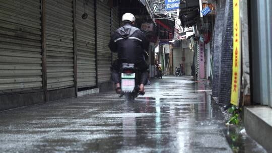 下雨天巷子街道行人电动车