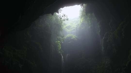 桂林乾龙天坑溶洞里的瀑布