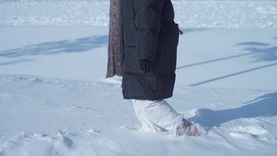 厚雪地上走路雪人