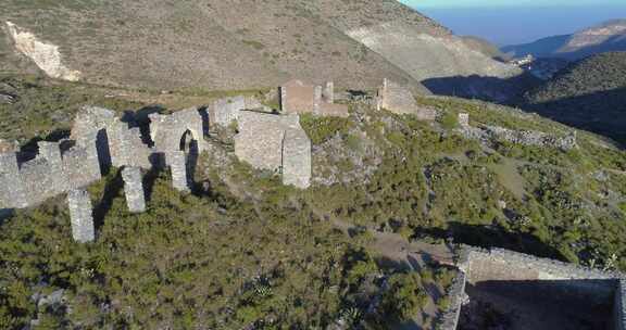 高山空中的建筑废墟