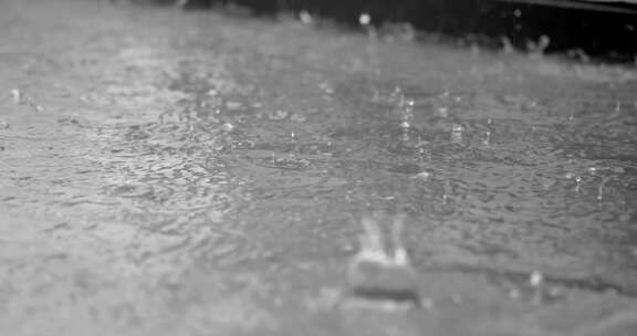 下雨天气城市路面积水