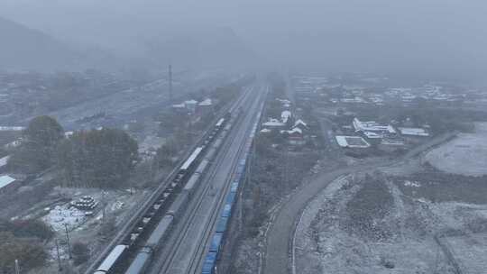 风雪中的火车站火车列车