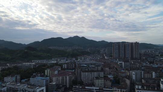 航拍 湖南 湘西 被山 包围 城市