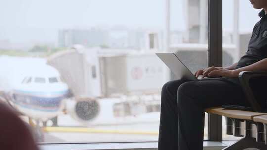 商务男子出差途中机场用笔记本电脑移动办公视频素材模板下载