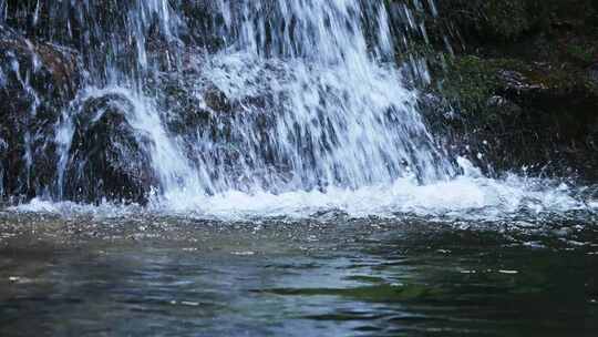 夏天森林里岩石小溪溪流瀑布流水