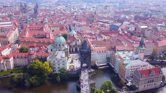 一个美丽的夏日，捷克共和国布拉格的航拍镜头
