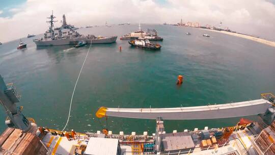 美国海军约翰·麦凯恩号装载在新加坡海岸视频素材模板下载