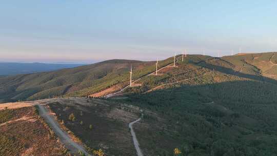 葡萄牙山上日出时的风力涡轮机视频素材模板下载