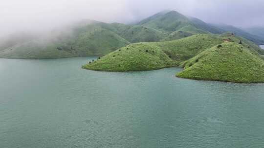 云雾缭绕的青山绿水自然景观