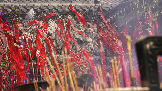 慢镜头升格拍摄寺庙民俗祭祀焚香烟雾视频素材模板下载
