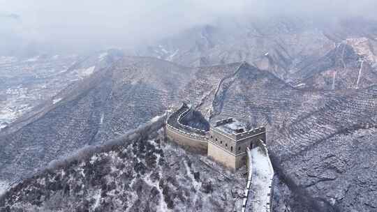 蜿蜒雄伟的万里长城雪景