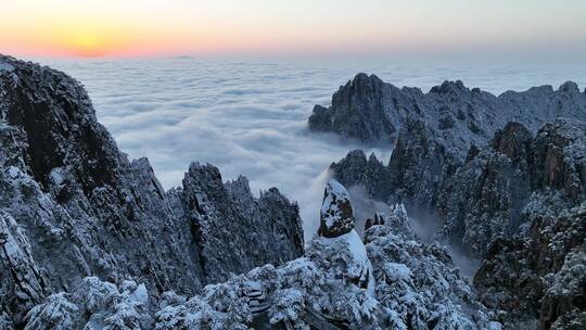 航拍黄山雪后云海飞来石环绕纵飞俯瞰