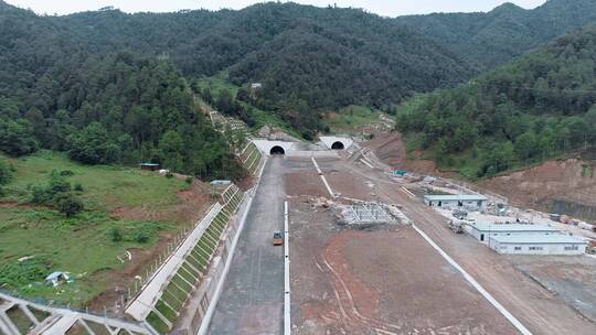 公路建设视频建设初期的高速公路隧道口工地