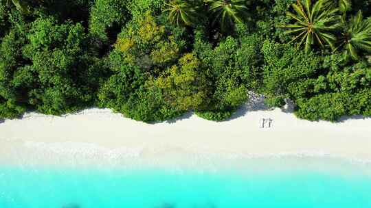 白色天堂海滩和水蓝色水背景的日间空中岛屿景观，色彩缤纷4K