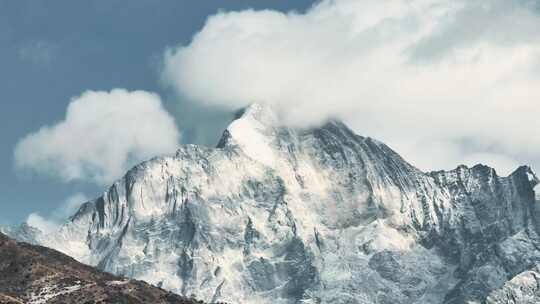 四姑娘山幺妹峰雪山自然风光