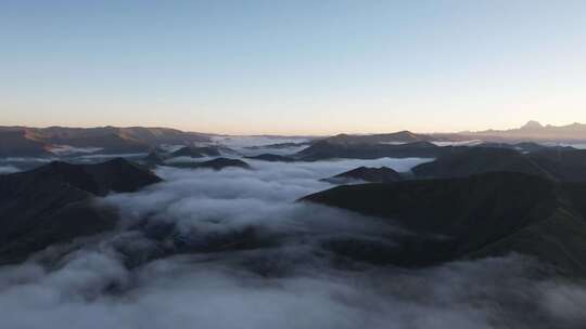 川西新都桥贡嘎雪山日出日照金山穿云航拍