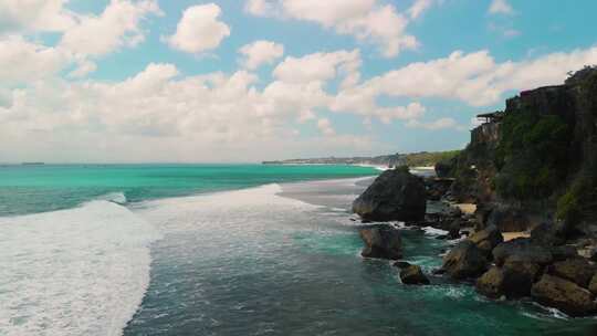 海边岩石景观与海浪的美丽景象