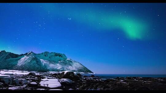 夜空中的北极光、极光或北极光时间流逝