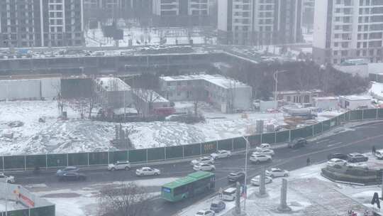 城市下雪天结冰路面车流雪花