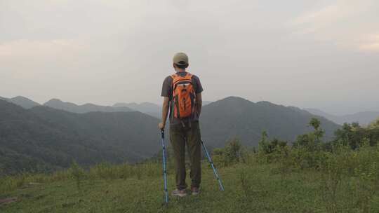 户外登山欣赏美景