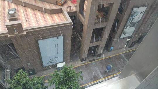 生活素材-办公楼下 暴雨 雨中等待的人
