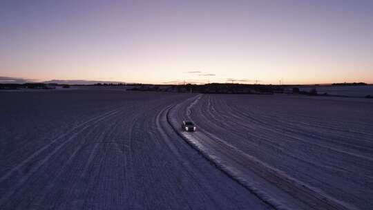 冰天雪地里行驶的汽车