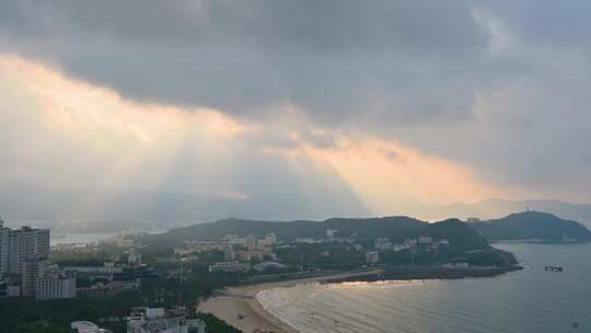 海南三亚大东海早晨海浪沙滩度假风光