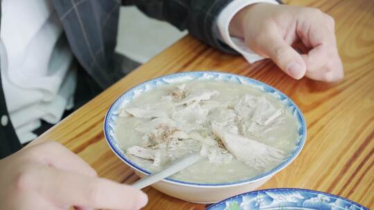 4k临沂传统特色早餐糁汤制作品尝过程实拍