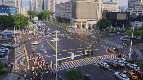 繁华街道路口斑马线人流车流延时