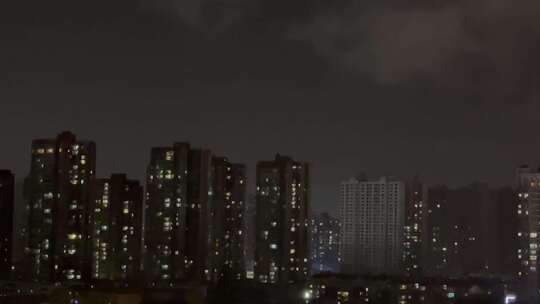 雨夜城市楼房下摇车流天空电闪雷鸣