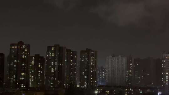 雨夜城市楼房下摇车流天空电闪雷鸣视频素材模板下载