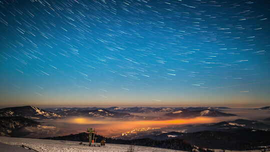 黑夜中山脉银河延时摄影