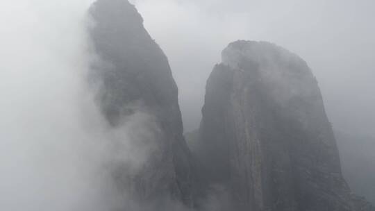 浙江衢州江郎山云雾环绕航拍日景