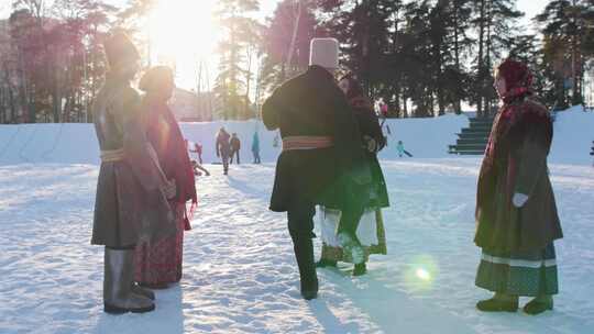 俄罗斯男子在雪地上跳传统舞蹈