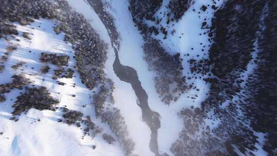 航拍新疆冬季喀纳斯河流晨雾雪山森林雪景