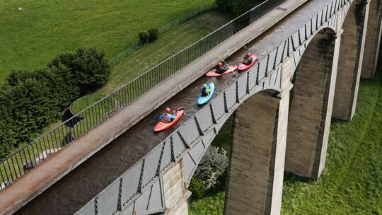 英国庞特斯沃泰水道桥梁皮划艇爱好者训练