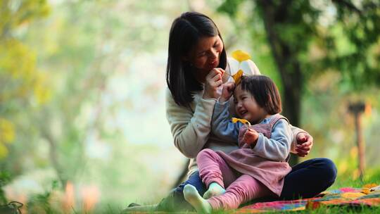 秋天公园里宝宝快乐玩耍小孩坐在妈妈怀里笑视频素材模板下载