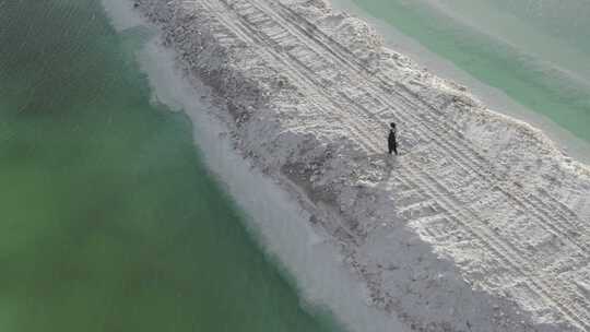 青海海西大柴旦翡翠湖人物碧水航拍视频