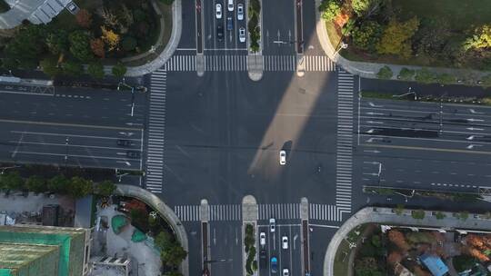 俯瞰城市十字路口街道车流交通