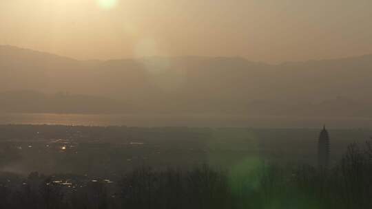 夕阳下古塔与山水景观