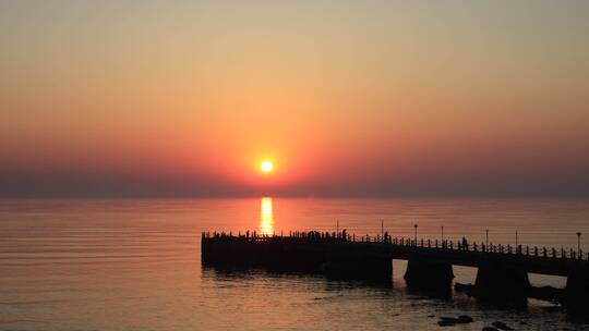 威海金海湾栈桥的夕阳日落海面