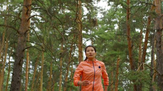 在森林里跑步的运动女人视频素材模板下载