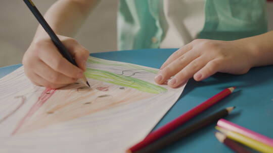 孩童用彩铅画西瓜的特写