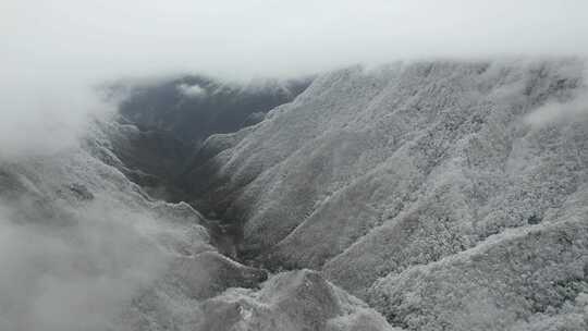 4K冬季山峰一望无际雪白山峰航拍视频