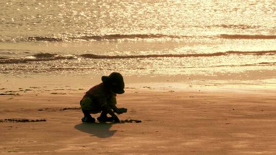 沙滩边玩耍的小孩子玩沙子海边童年视频素材模板下载