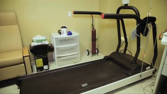 一辆跑步机在心脏医院的卡车拍摄视频素材模板下载